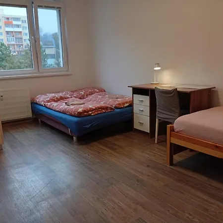 Utulne V Meste - Cely 3 Uzamykatelne Izby Pre 7 Ludi - Rychle A Stabilne Wi-fi, 2xsmart Tv-55 Palcov, Pracka, Susicka A Plne Vybavena Kuchyna, Bezplatne Parkovanie, Vyhodne Dlhodobe Pobyty Iba 6 Alebo 30 Noci Daire