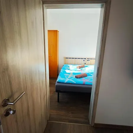 Utulne V Meste - Cely 3 Uzamykatelne Izby Pre 7 Ludi - Rychle A Stabilne Wi-fi, 2xsmart Tv-55 Palcov, Pracka, Susicka A Plne Vybavena Kuchyna, Bezplatne Parkovanie, Vyhodne Dlhodobe Pobyty Iba 6 Alebo 30 Noci Daire