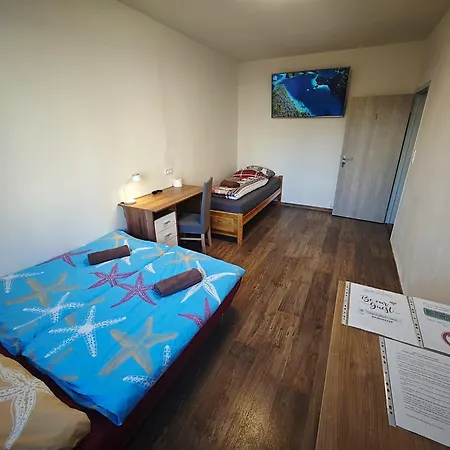 Utulne V Meste - Cely 3 Uzamykatelne Izby Pre 7 Ludi - Rychle A Stabilne Wi-fi, 2xsmart Tv-55 Palcov, Pracka, Susicka A Plne Vybavena Kuchyna, Bezplatne Parkovanie, Vyhodne Dlhodobe Pobyty Iba 6 Alebo 30 Noci Daire *